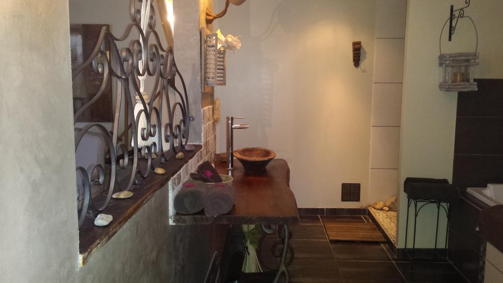 D Hotes ,hotel ,secret D'une Nuit A Vicq Pres De Onnaing,avec Piscine 3*