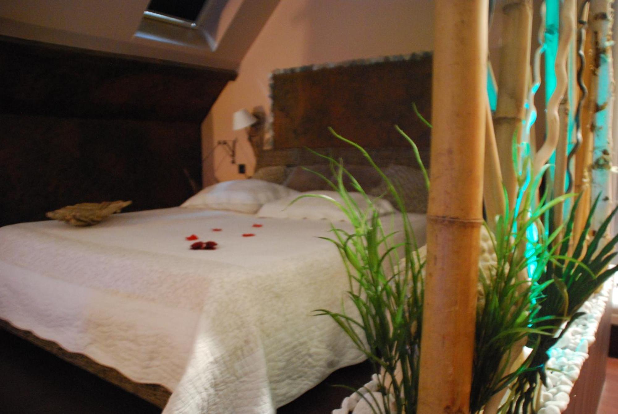 D Hotes ,hotel ,secret D'une Nuit A Vicq Pres De Onnaing,avec Piscine Bed & Breakfast 3*
