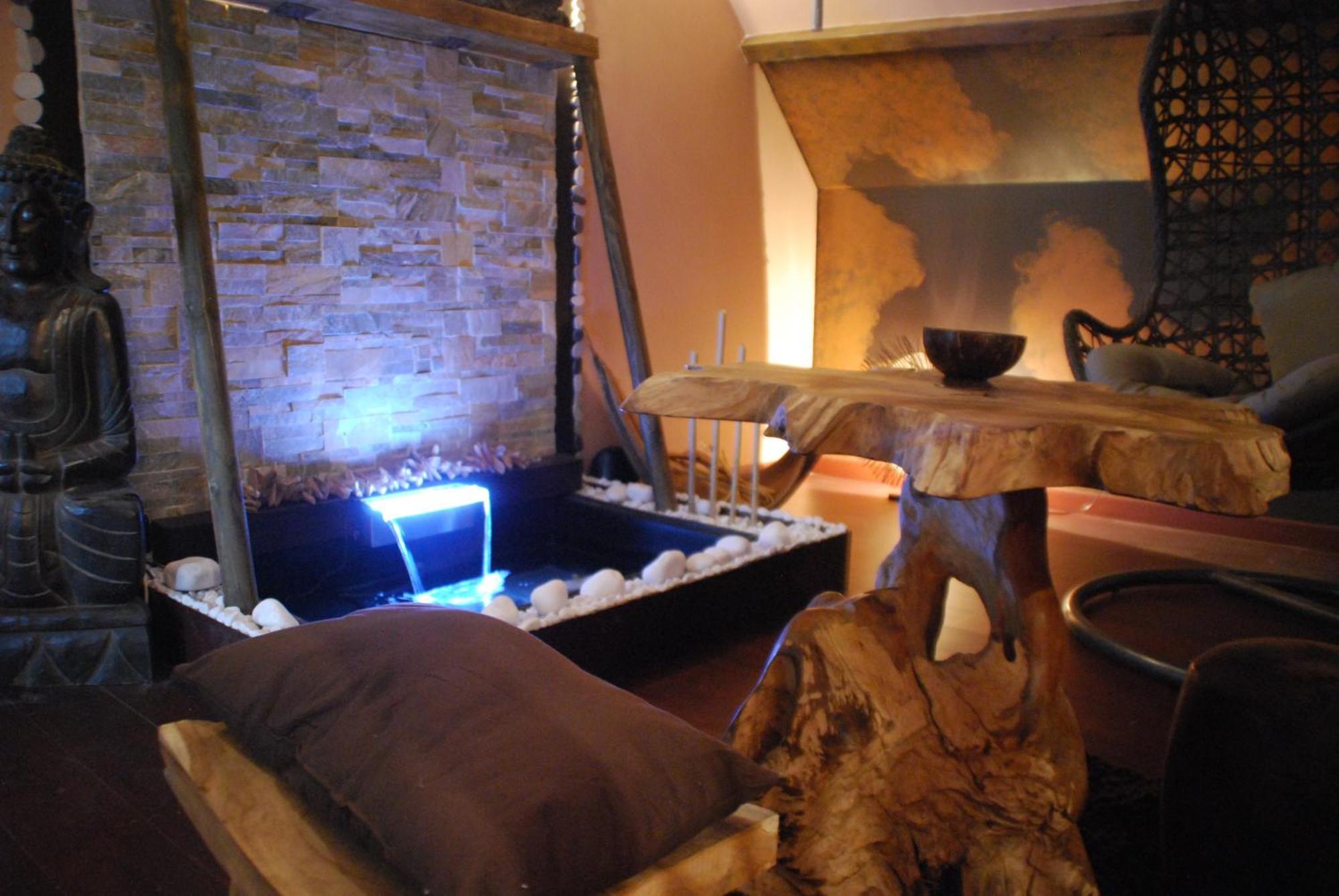 D Hotes ,hotel ,secret D'une Nuit A Pres De Onnaing,avec Piscine Alojamento de Acomodação e Pequeno-almoço Vicq (Nord)