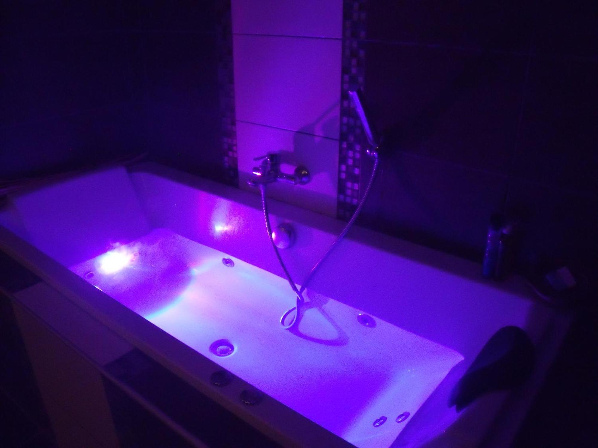 D Hotes ,hotel ,secret D'une Nuit A Vicq Pres De Onnaing,avec Piscine Vicq (Nord)