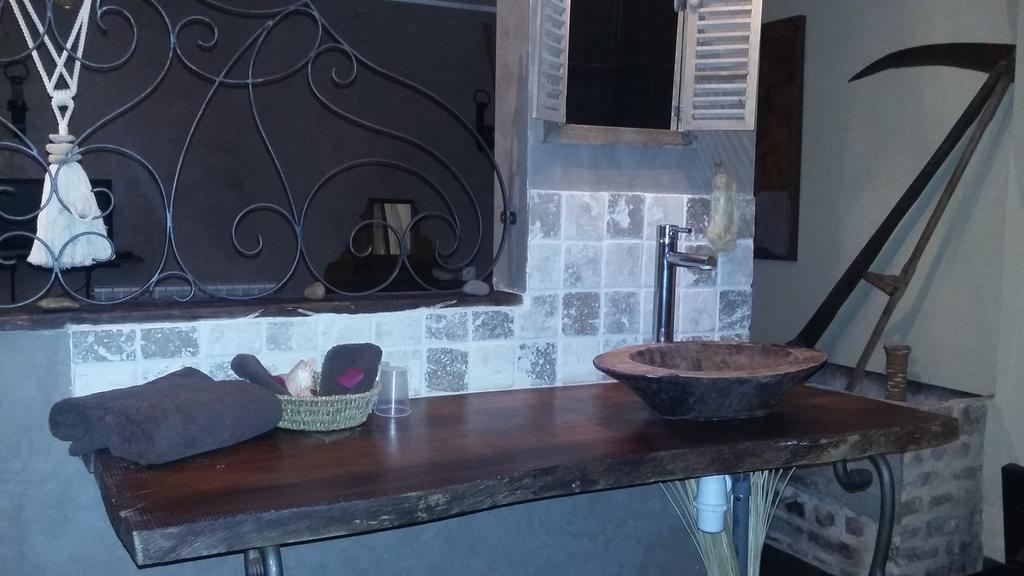D Hotes ,hotel ,secret D'une Nuit A Vicq Pres De Onnaing,avec Piscine 3*