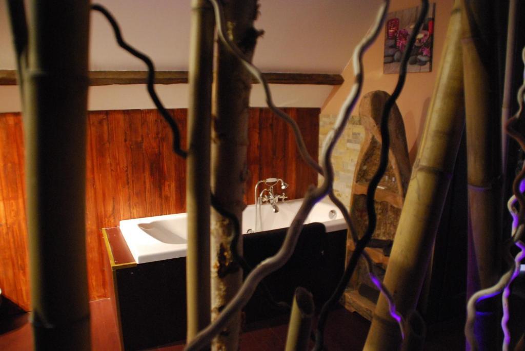 D Hotes ,hotel ,secret D'une Nuit A Vicq Pres De Onnaing,avec Piscine Bed & Breakfast